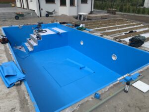 budowa basenu folia do basenu PVC niebieska